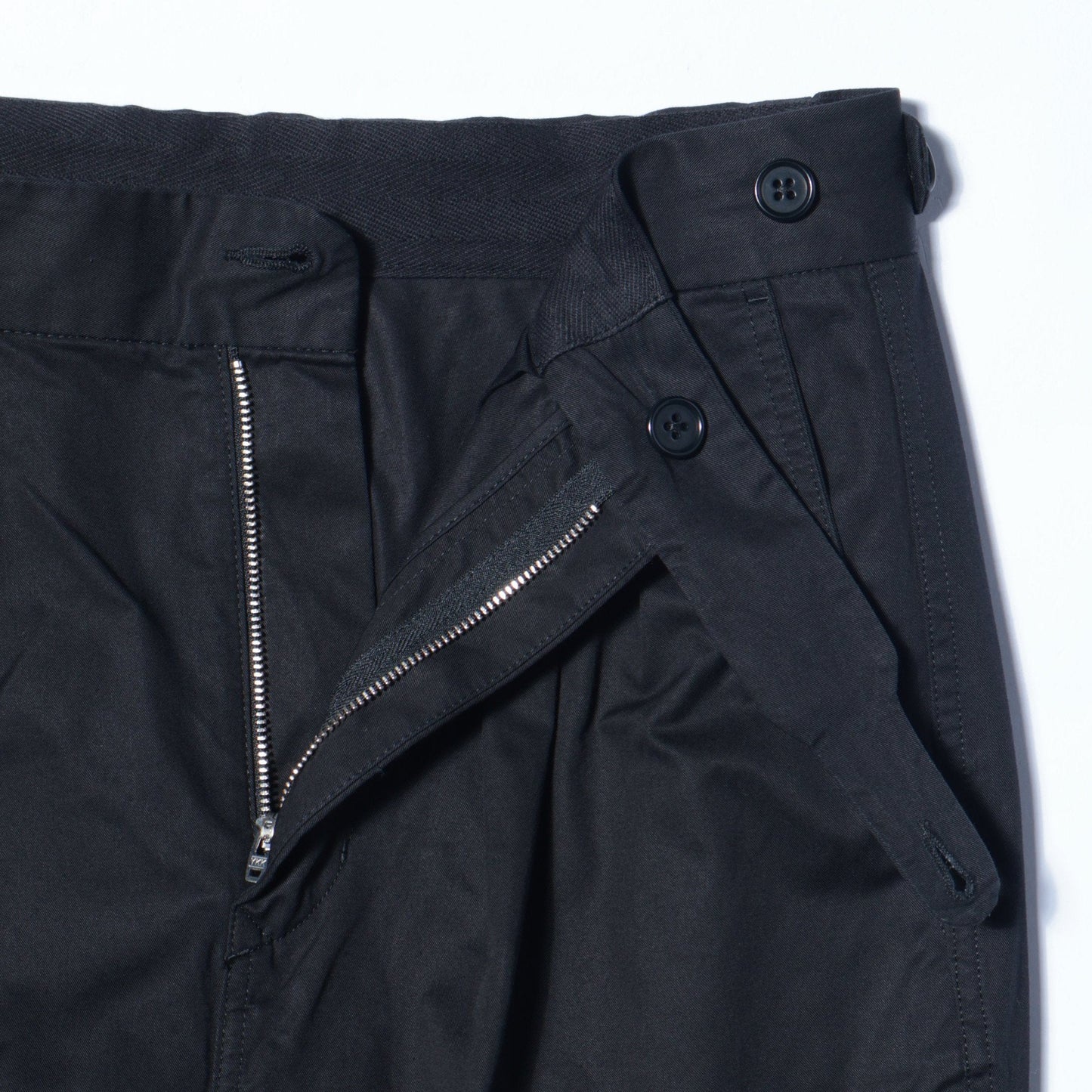 DRY COMPACT COTTON(FRED PERRY FOR MARGARET HOWELL) TROUSERS