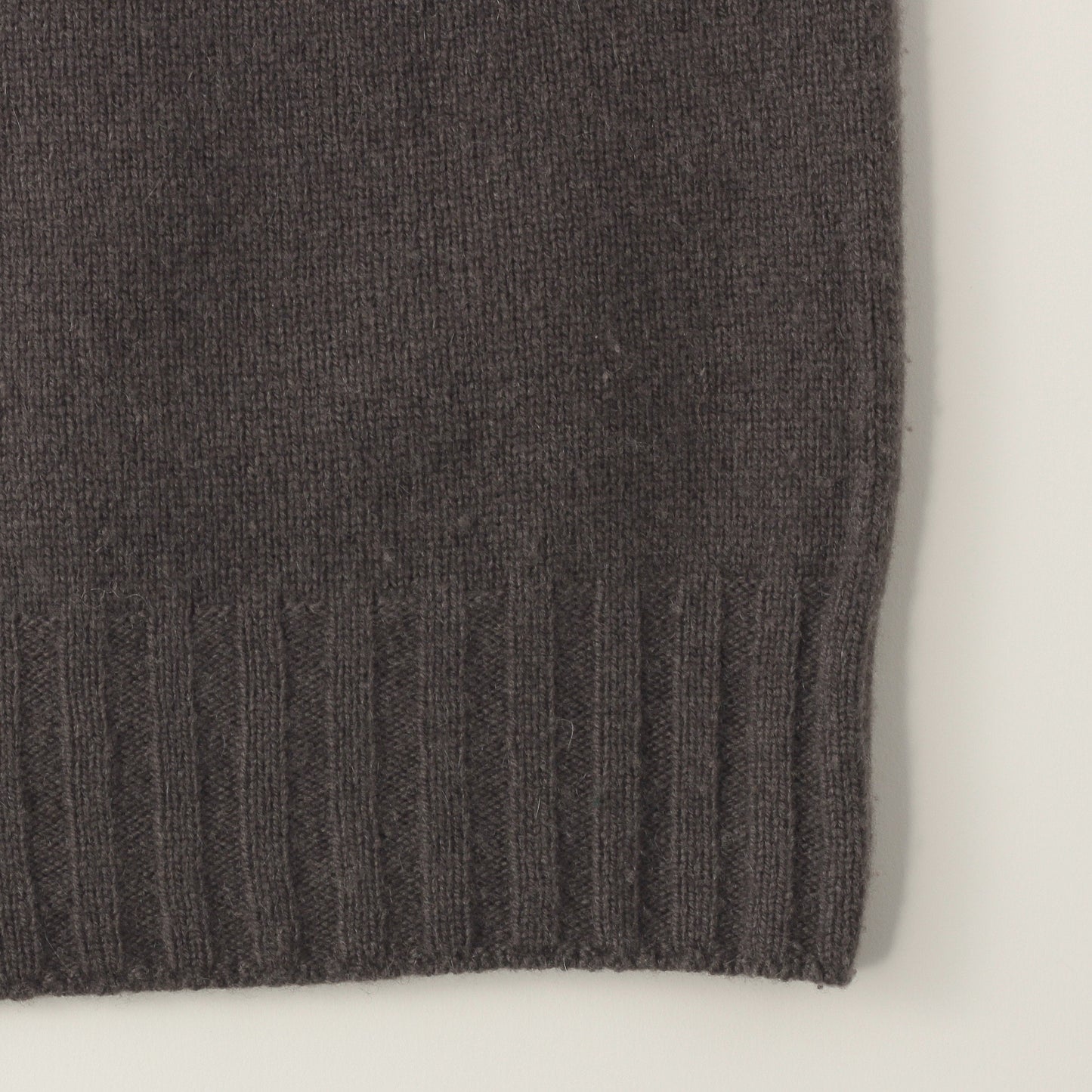 SLEEVELESS TURTLE NECK KNIT