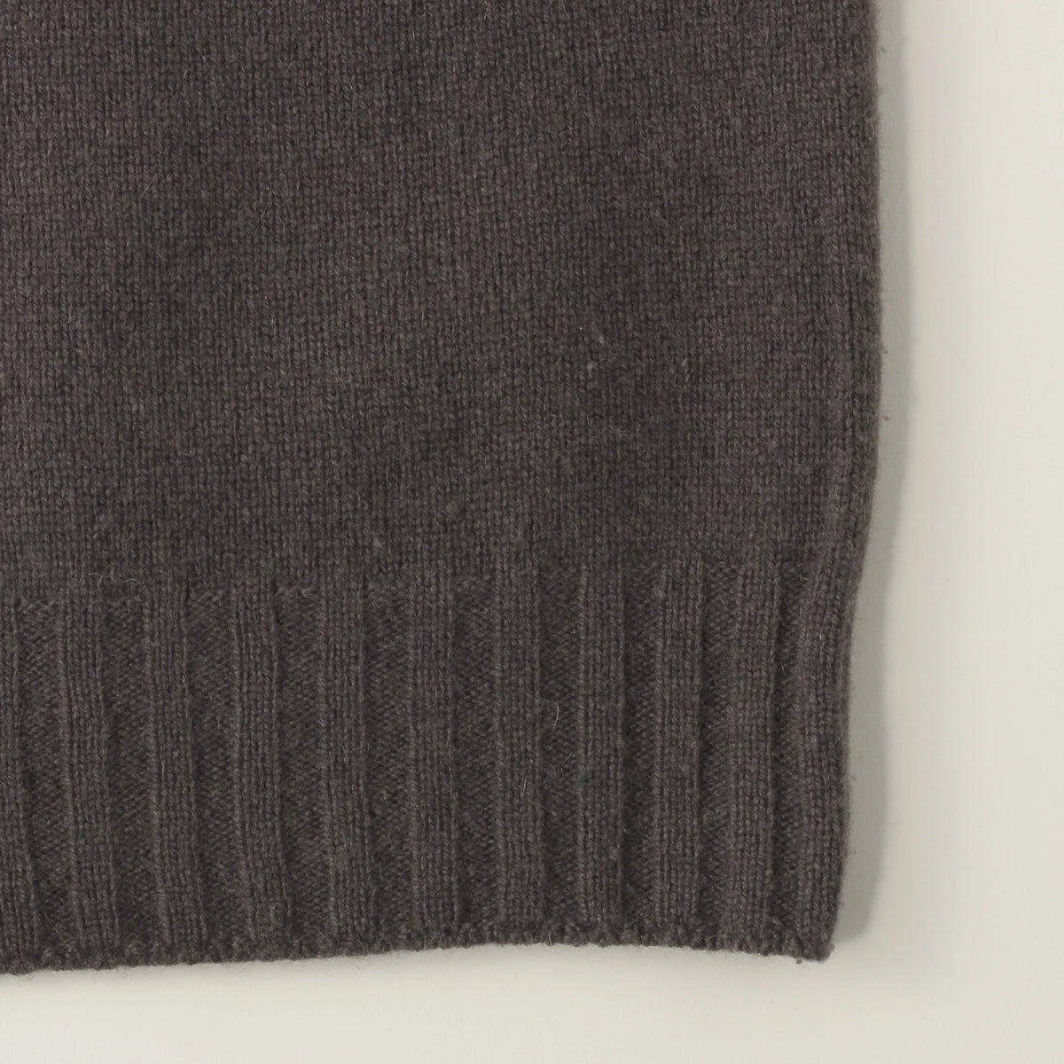 SLEEVELESS TURTLE NECK KNIT
