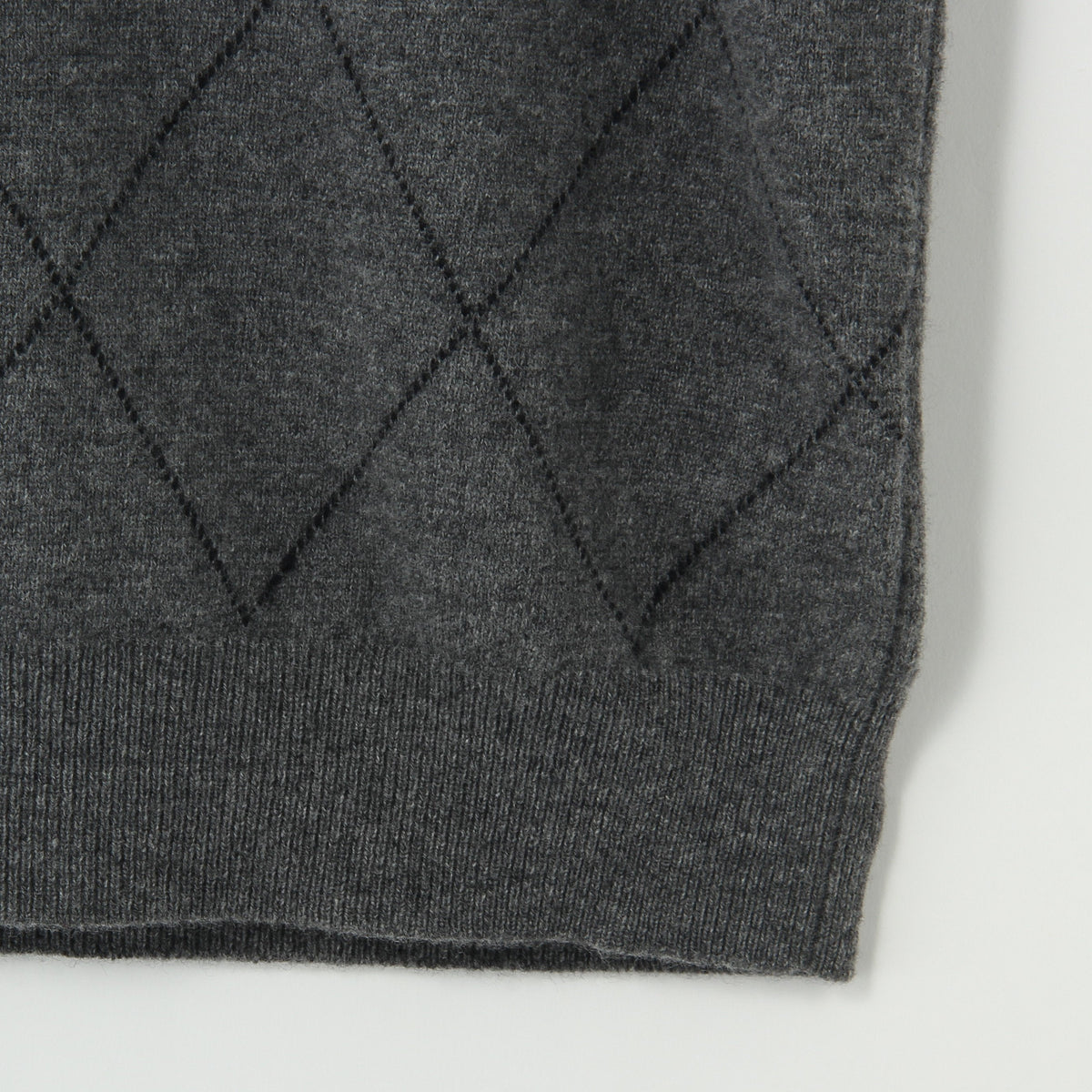 FINE WOOL GRAPHIC ARGYLE KNIT