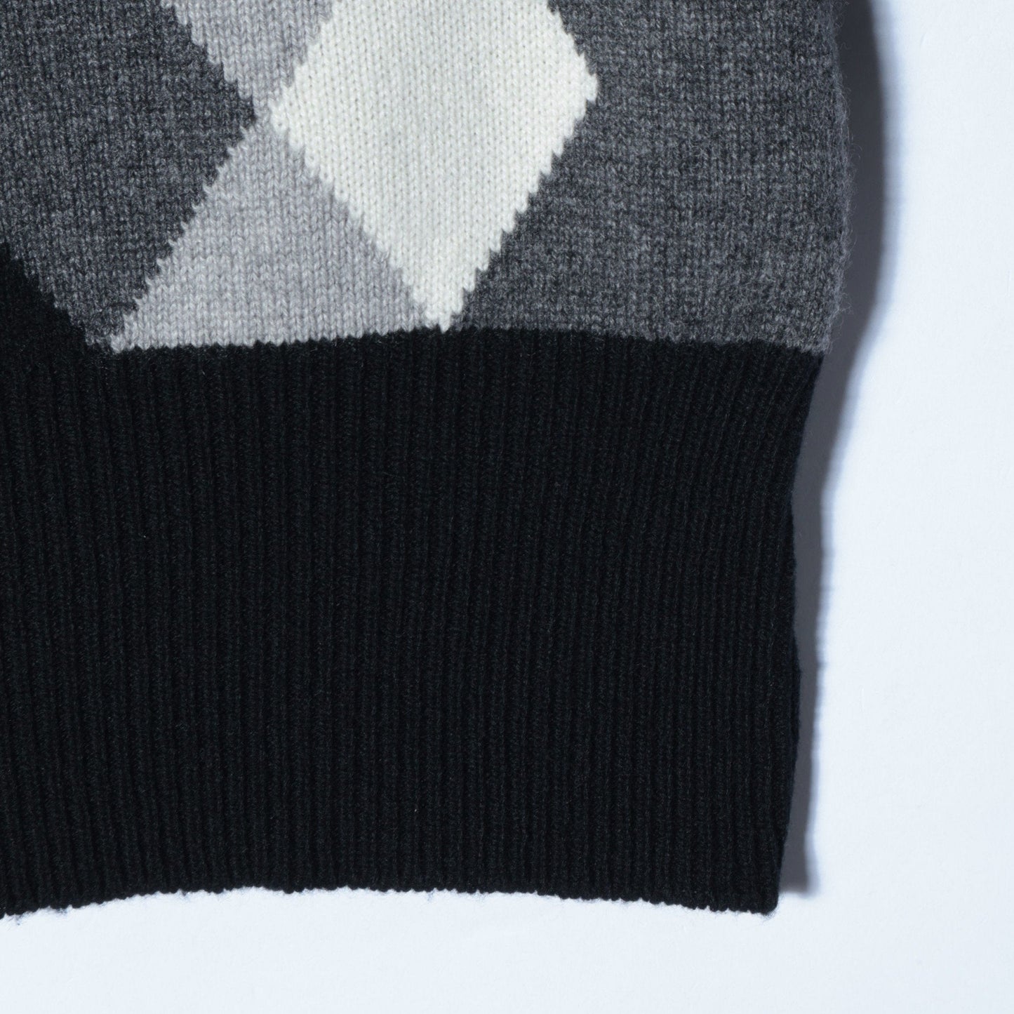 GRAPHIC ARGYLE KNIT
